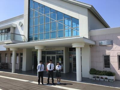 野蒜地域交流センター前にて